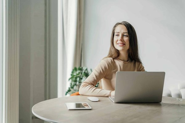 Quelles sont les meilleures pratiques pour créer une ambiance accueillante dans un café de quartier ?